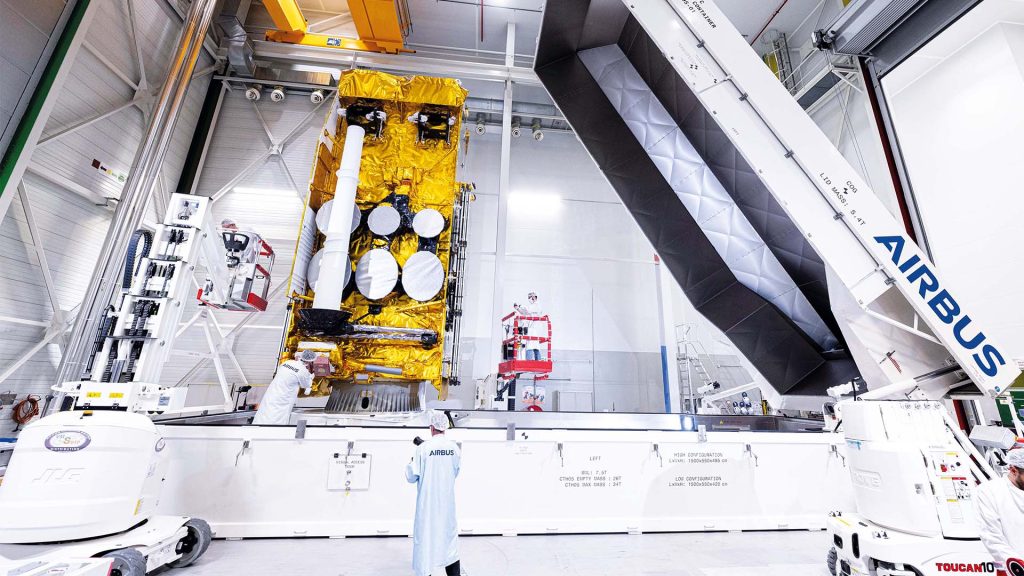 SpainSat NG-I siendo embalado para su envío a Cabo Cañaveral antes de su lanzamiento en un cohete Falcon 9 el 30 de enero de 2025.